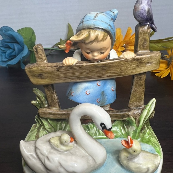 🛑SOLD🛑 Vintage M.J. Hummel Feathered Friends #344,Girl Watching Geese, Germany - Picture 14 of 14